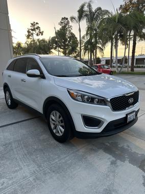 White 2017 Kia Sorento LX