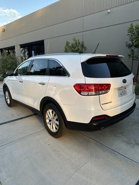 White 2017 Kia Sorento LX