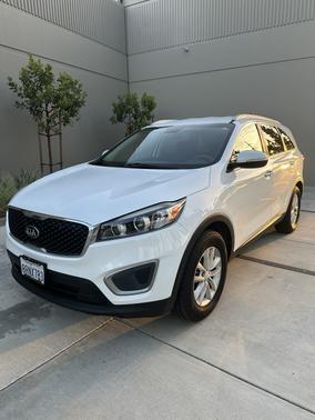 White 2017 Kia Sorento LX
