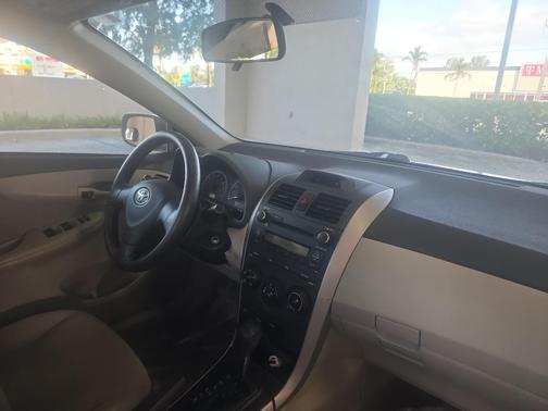 White 2013 Toyota Corolla LE
