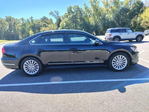 Black 2016 Volkswagen Passat 1.8T SE w/Technology