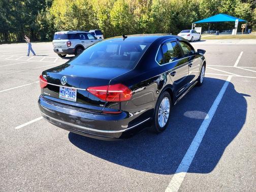 Black 2016 Volkswagen Passat 1.8T SE w/Technology