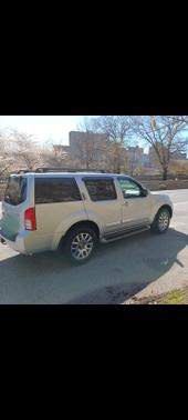 2010 Nissan Pathfinder LE
