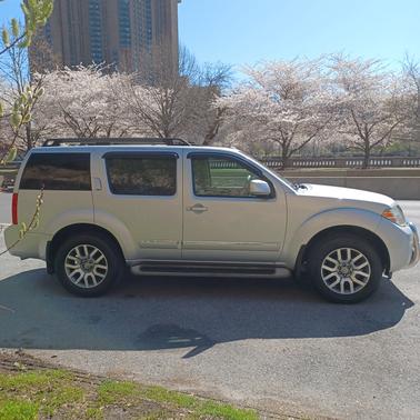 2010 Nissan Pathfinder LE
