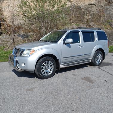 2010 Nissan Pathfinder LE
