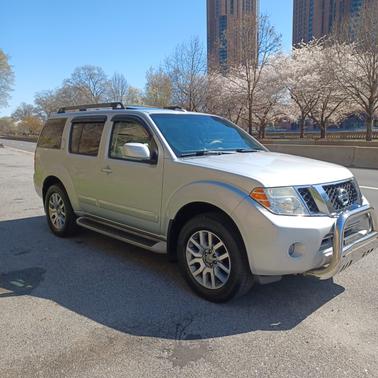 2010 Nissan Pathfinder LE