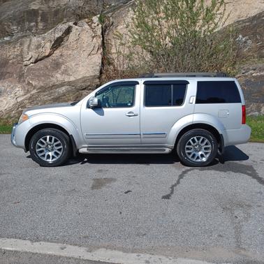 2010 Nissan Pathfinder LE