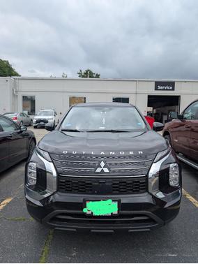 Black 2024 Mitsubishi Outlander ES