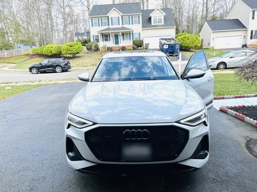 White 2022 Audi e-tron Sportback S line Premium