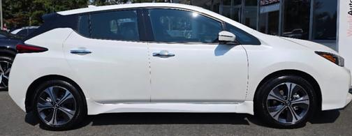 White 2022 Nissan Leaf SV