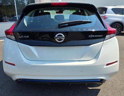 White 2022 Nissan Leaf SV