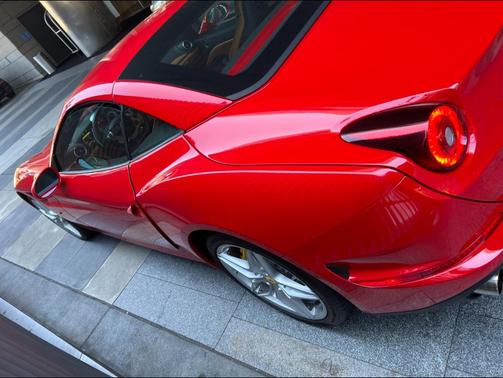 Red 2017 Ferrari California T