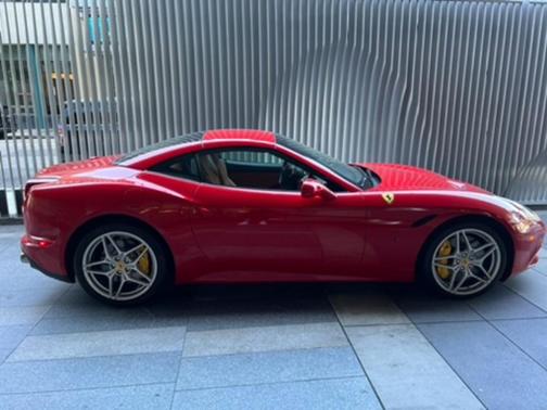 Red 2017 Ferrari California T