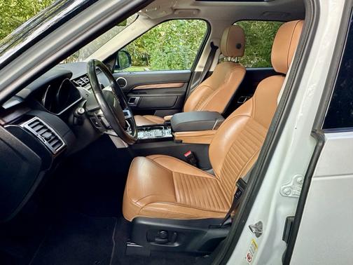 White 2017 Land Rover Discovery HSE