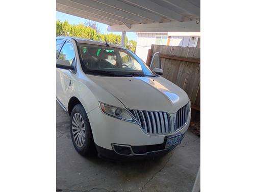 White 2013 Lincoln MKX Base
