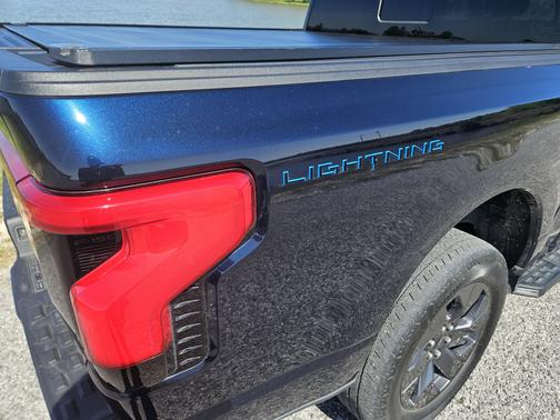 2023 Ford F-150 Lightning LARIAT