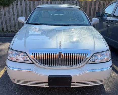 Beige 2004 Lincoln Town Car Base