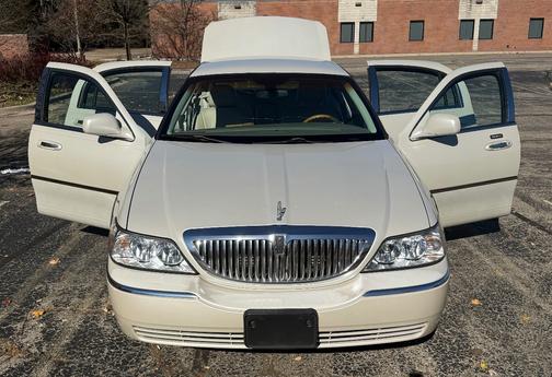Beige 2004 Lincoln Town Car Base