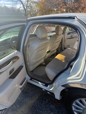 Beige 2004 Lincoln Town Car Base
