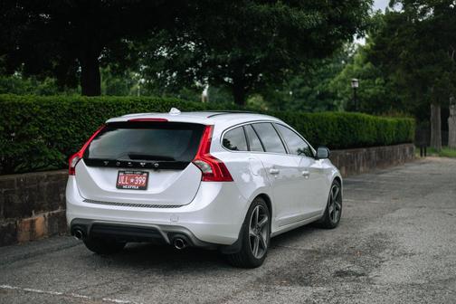 White 2015 Volvo V60 T6 R-Design Platinum