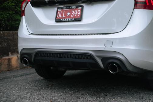 White 2015 Volvo V60 T6 R-Design Platinum