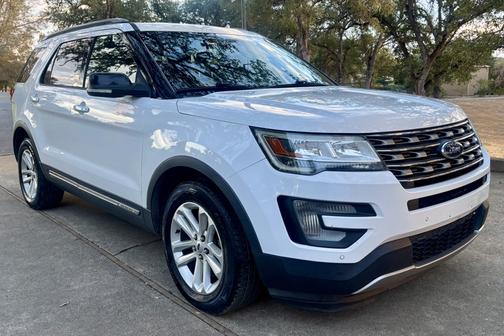 White 2017 Ford Explorer XLT