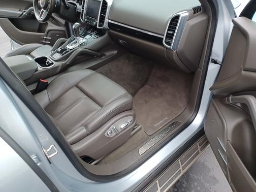 2018 Porsche Cayenne Cayenne Platinum Edition