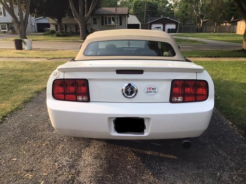 White 2007 Ford Mustang Deluxe