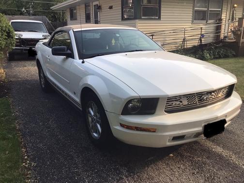 White 2007 Ford Mustang Deluxe
