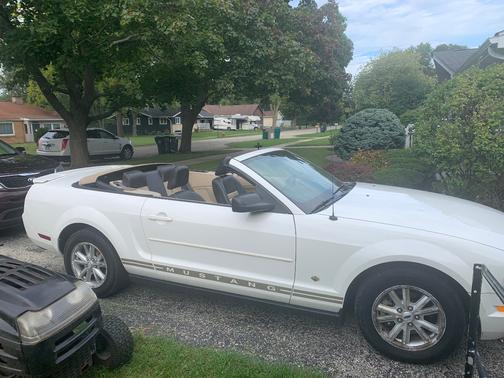 White 2007 Ford Mustang Deluxe