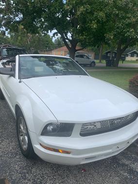 White 2007 Ford Mustang Deluxe