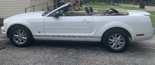 White 2007 Ford Mustang Deluxe