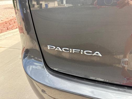 Gray 2018 Chrysler Pacifica Limited