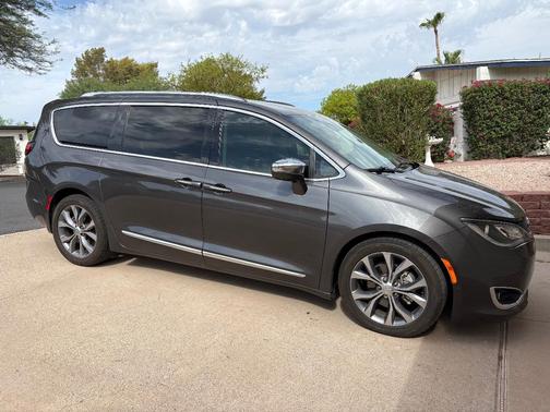 Gray 2018 Chrysler Pacifica Limited