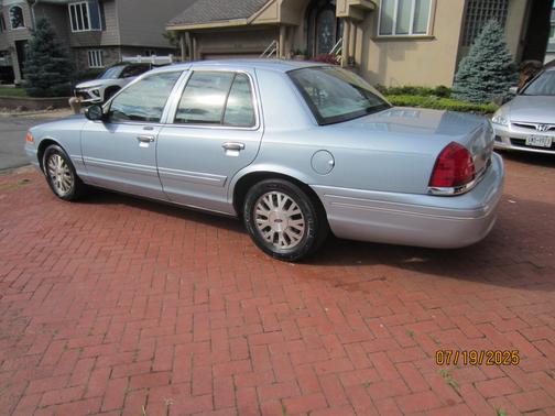 2004 Ford Crown Victoria LX