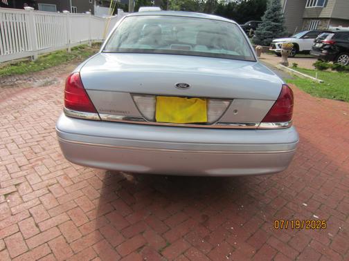 2004 Ford Crown Victoria LX
