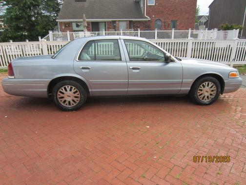 2004 Ford Crown Victoria LX