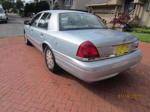 2004 Ford Crown Victoria LX