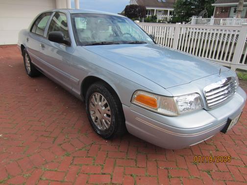 2004 Ford Crown Victoria LX