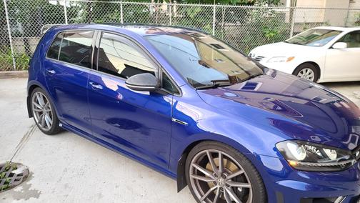 Photo 2 of 7 of 2017 Volkswagen Golf R 4-Door w/DCC & Navigation