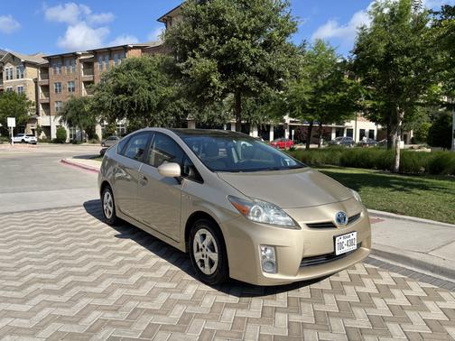 Gold 2010 Toyota Prius II