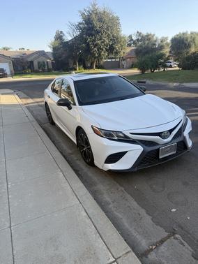 White 2018 Toyota Camry SE