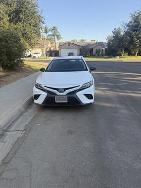 White 2018 Toyota Camry SE