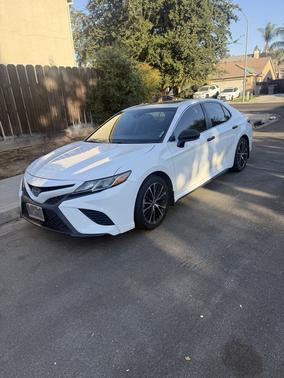 White 2018 Toyota Camry SE
