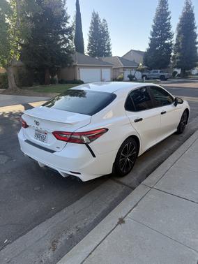 White 2018 Toyota Camry SE