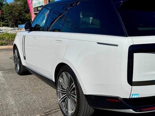 White 2023 Land Rover Range Rover P400 SE SWB