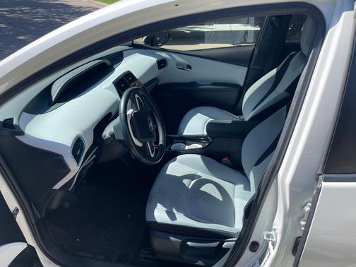 White 2018 Toyota Prius Four