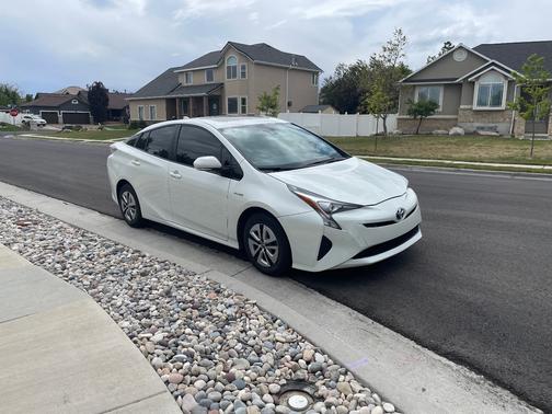 White 2018 Toyota Prius Four