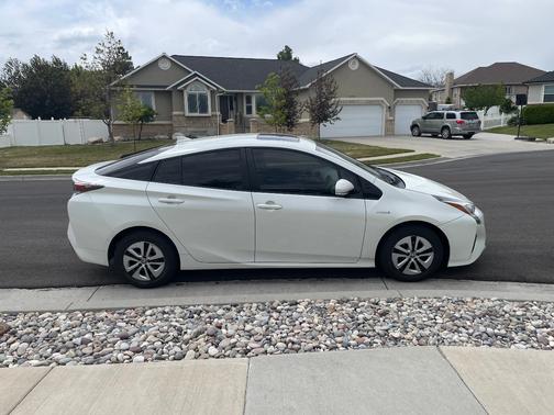 White 2018 Toyota Prius Four