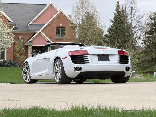 Gray 2012 Audi R8 4.2 quattro Spyder